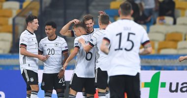 فيرنر ورويس فى هجوم منتخب ألمانيا ضد رومانيا فى تصفيات كأس العالم