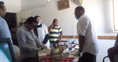 لجنة مفاجئة لإجراء تحليل مخدرات لموظفى الوحدة المحلية في سفاجا.. صور