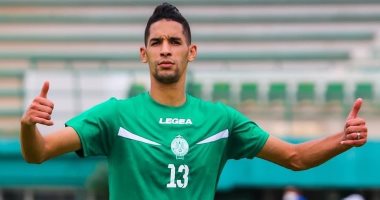 بدر بانون لاعب الأهلى الجديد يحتفل مع ابنه بفوز الرجاء بالدورى المغربى