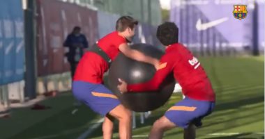 لاعبو برشلونة يخوضون تدريبات ساخرة بعنوان "مين إللى هيعرف يمسك الكرة"