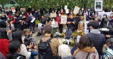 المئات ينظمون وقفة احتجاجية لحماية "تمثال فتاة السلام" فى برلين