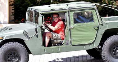 أرنولد شوارزنيجر يتجول بسيارته العسكرية فى سانتا مونيكا .. صور
