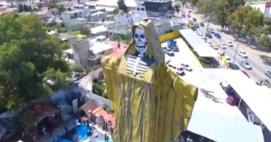 مكسيكيون يتضرعون أمام تمثال لهيكل عظمي بهدف رفع وباء كورونا.. فيديو