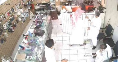 انفجار بطارية فى وجه صاحب محل هواتف بالسعودية.. فيديو