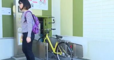 آلة مذهلة لركن الدراجات وحمايتها من سوء الطقس والسرقة في اليابان