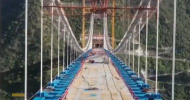 الصين تستكمل واحد من أضخم الجسور المعلقة فى العالم.. فيديو