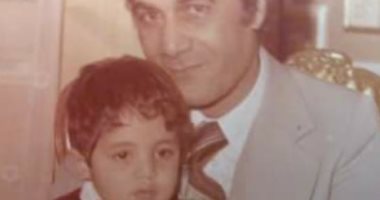 عمرو محمود ياسين يسترجع ذكرياته مع والده بصورة من الطفولة:وداعا إلى أن نلتقى
