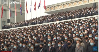 آلاف الكوريين الشماليين يرتدون الكمامات الطبية فى العرض العسكرى.. فيديو
