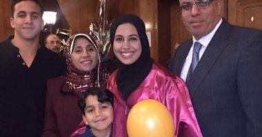 صورة عائلية تجمع "فتاة المعادي" بوالدها وأسرتها في مناسبة خاصة قبل وفاتها