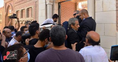 بدء مراسم دفن جثمان محمود ياسين ونجوم الفن يلقون نظرة الوداع عليه 