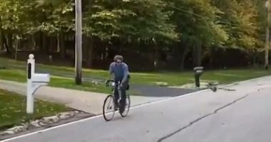 سباق بين راكب دراجة وطائر صغير فى طرقات ولاية أوهايو بأمريكا.. فيديو
