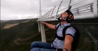 فيديو.. مغامر يقفز بالباراشوت من أعلى جسر فى العالم بفرنسا.. صور