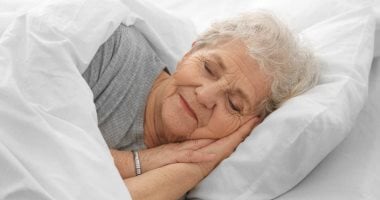 هل يضر النوم على جانبك الأيسر بصحة القلب؟.. اعرف الإجابة 
