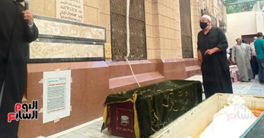 وصول جثمان فتاة المعادى مسجد السيدة نفيسة لأداء صلاة الجنازة