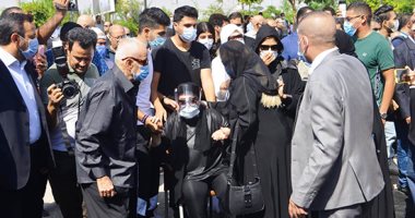 انهيار شهيرة بالبكاء عند وصولها لمسجد الشرطة قبل تشييع جثمان محمود ياسين