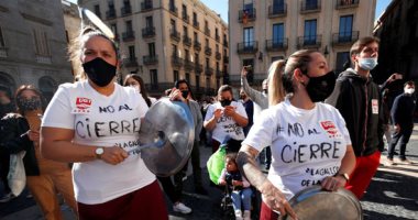 "بالحلل والصوانى".. احتجاجات فى إسبانيا لغلق الحكومة المطاعم والحانات 15يوما بسبب كورونا