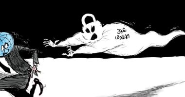 كاريكاتير صحيفة سعودية.. شبح الإغلاق يطارد الكرة الأرضية