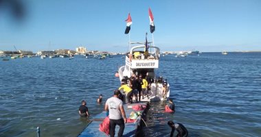 محافظ الإسكندرية يقود حملة لتنظيف مياه الميناء الشرقى.. صور