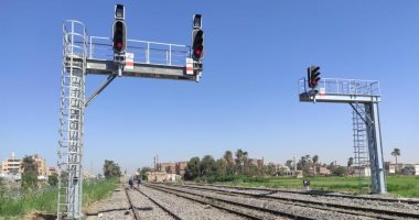 وزير النقل يعلن بدء تشغيل برج إشارات السكك الحديد فى مطاى.. صور