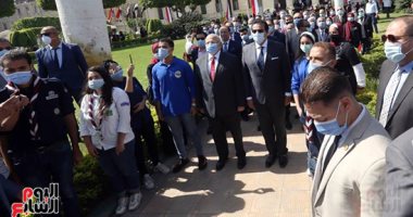رئيس جامعة القاهرة يحيل 3 طلاب وعاملين للتحقيق بسبب عدم ارتداء الكمامة