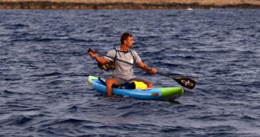 دعما لبيروت.. رياضى يسبح 200 كيلو على قارب لجمع المال للبنان.. ألبوم صور