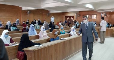 رئيس جامعة كفر الشيخ يلتقى الطلاب ويشدد على الإجراءات الوقائية.. صور