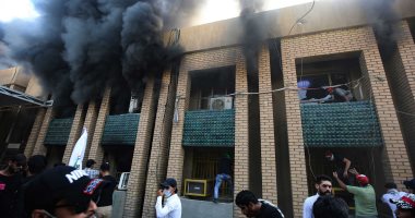 متظاهرون مؤيدون للحشد الشعبي يحرقون مقر الحزب الديمقراطي الكردستاني فى بغداد
