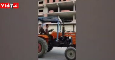 مواطن يوثق فيديو لطفل يقود جرارا بمقطورة فى مدينة الزقازيق