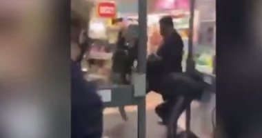  امرأة تضرب أخرى باللكمات لرفضها ارتداء الكمامة فى سوبر ماركت بلندن.. فيديو
