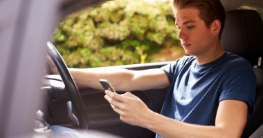 بريطانيا تغلق ثغرة تسمح لسائقى السيارات باستخدام الهاتف أثناء القيادة