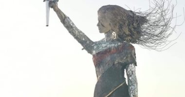 إليسا تنشر صورة تمثال سيدة الحرية اللبنانية المصنوع من زجاج انفجار مرفأ بيروت