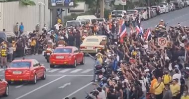 موكب ملك تايلاند يخترق حشدا من المتظاهرين أمام مقر الحكومة في بانكوك.. فيديو