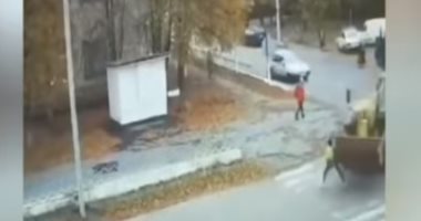 نجاة امرأة بأعجوبة من موت محقق بعد مرور جرافة فوقها فى أوكرانيا.. فيديو