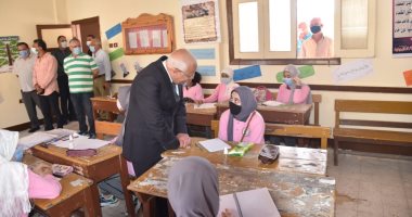 محافظ بورسعيد يكافئ مدرستى فاطمة الزهراء والمروة الإعدادية بنات.. صور