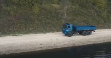 جامعة روسية تنشر فيديو لتجربة شاحنة تسير بدون سائق على الطرق الترابية