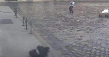كاميرا ترصد لحظة إطلاق مسلح النار تجاه الشرطة قرب مقر حكومة كرواتيا.. فيديو