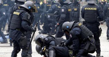 الشرطة التشيكية تعتقل العشرات من المتظاهرين في براج ضد قيود كورونا..صور
