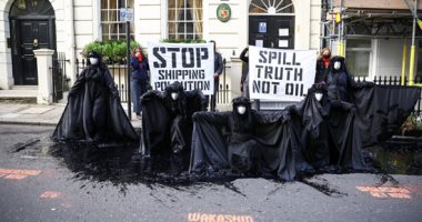 مظاهرات المناخ بملابس سوداء ملطخة مازوت في لندن.. ألبوم صور