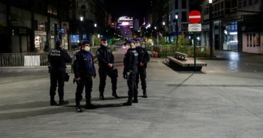 صور..الشرطة البلجيكية تنتشر لفرض حظر التجوال وإغلاق المطاعم لمكافحة كورونا