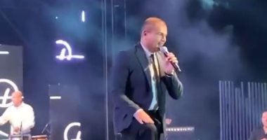جمهور عمرو دياب يفاجئه بالاحتفال بعيد ميلاده فى حفله الأخير.. فيديو