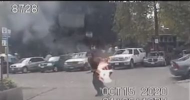 أمريكى يلقى خشبة مشتعلة على ضباط داخل سيارة شرطة بمدينة سياتل.. فيديو