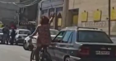 اعتقال شابة إيرانية بتهمة ركوب الدراجة دون حجاب.. فيديو