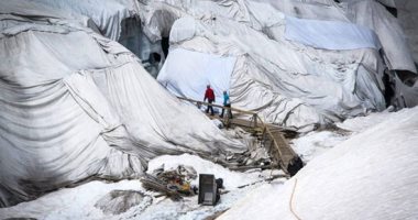 الحل هو " اللحاف" .. علماء صينيون يغطون نهر داجو الجليدى لمنع ذوبان الثلوج ..ألبوم صور