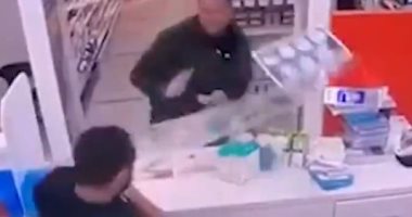 مواطن أسترالى يحطم زجاج صيدلية لمطالبته بتغطية وجهه أثناء العطس.. فيديو