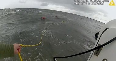 لحظة إنقاذ البحرية الأمريكية لعائلة انقلب قاربهم قرب جزر دافيس.. فيديو