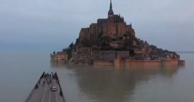 جزيرة فرنسية تعود للحياة بعد ارتفاع المياه عن أحد جسورها لنقل الزوار.. فيديو