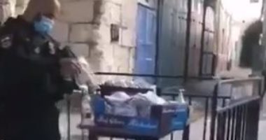 جندي إسرائيلي يمنع دخول وجبات طعام لحراس المسجد الأقصى بعد تفتيشها.. فيديو