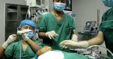 طفل صينى يخضع لعملية لإزالة دودة حلقية سببت له مشاكل فى التنفس.. فيديو وصور