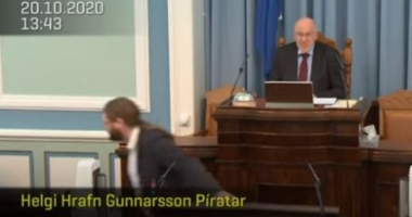 ساب الجلسة وجرى.. نائب يهرب من قاعة برلمان أيسلندا بسبب زلزال.. فيديو