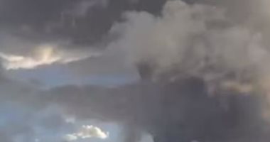 ثوران بركان جزيرة كامتشاتكا وتصاعد الأدخنة لارتفاع 8 أمتار فى روسيا .. فيديو
